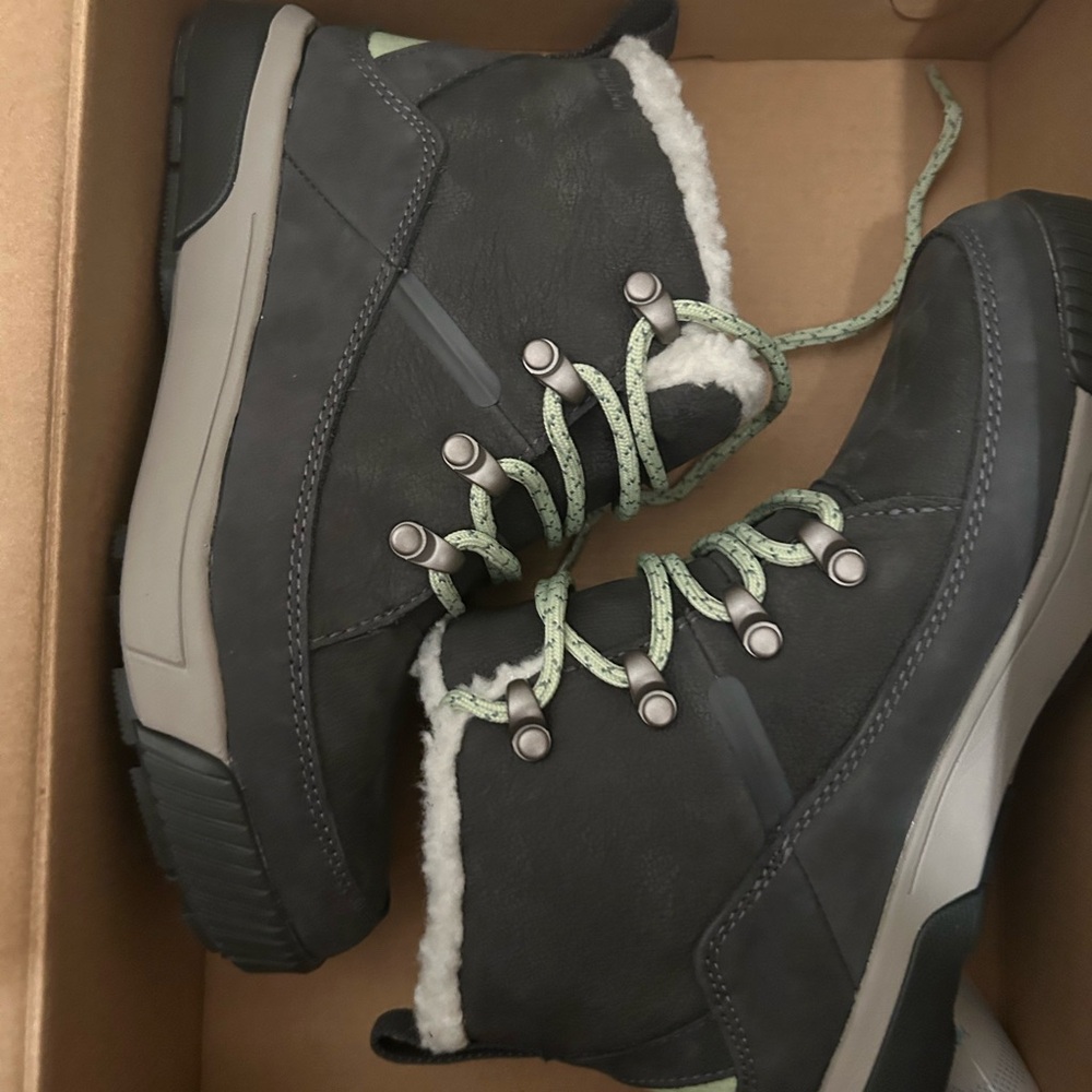 Woman’s Northface Sierra Mid Lace Boot